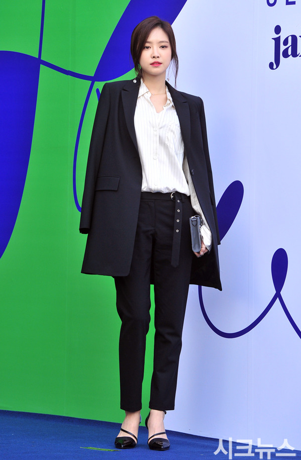 [에이핑크] 다시봐도 수트핏 정말 좋은 손나은.jpg.gif | 인스티즈