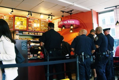 미국 경찰이 맨날 도넛을 먹는 이유.jpg | 인스티즈