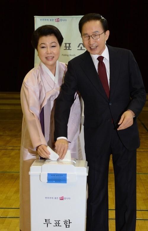 18대와 19대 대선 투표하는 MB의 표정변화.jpg | 인스티즈