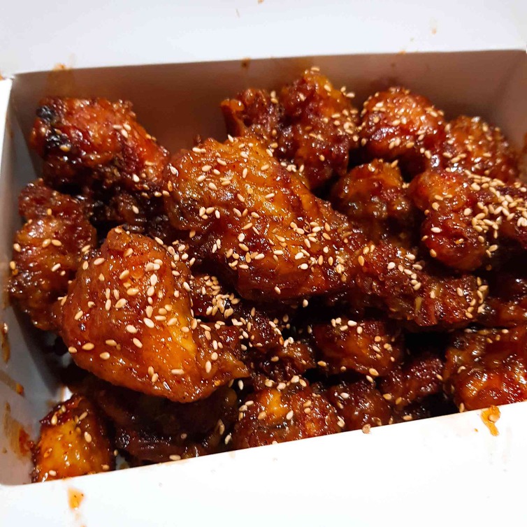 눈감고 먹으면 퍽퍽살인지 모를 정도로 부드럽다는 양념치킨.jpg | 인스티즈