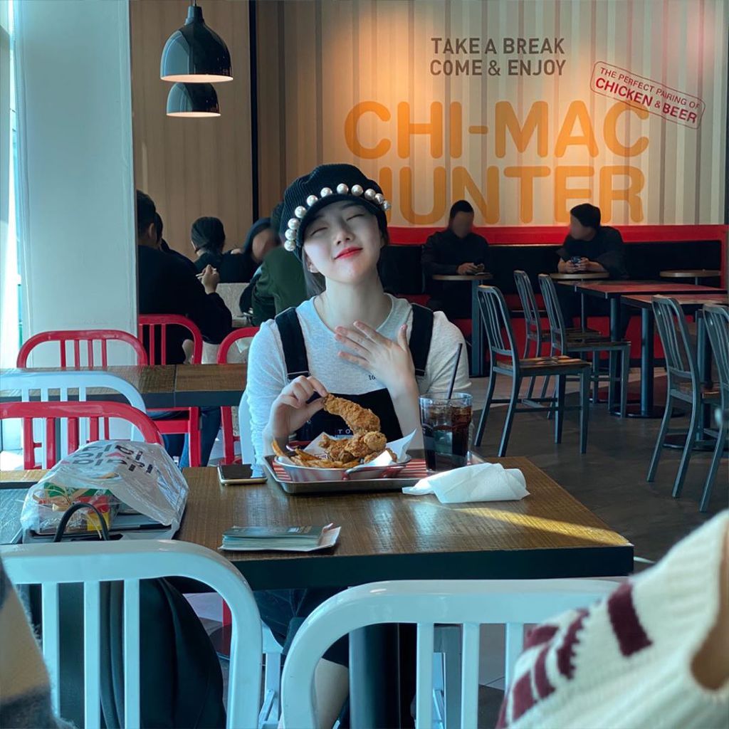 행복하게 치킨 뜯는 여자친구 예린이.insta | 인스티즈