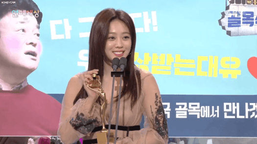 짬타이거를 흐뭇하게 바라보는 중대장과 행보관.gif | 인스티즈