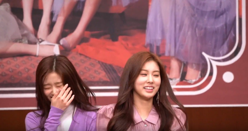 아이즈원 무대에서 웃으면 아이스크림 사기 미션.jpgif | 인스티즈