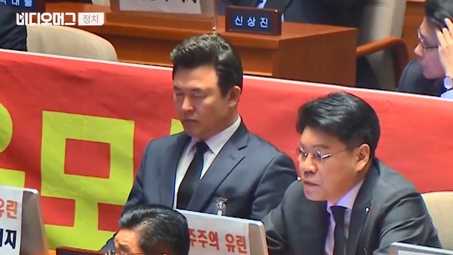 현수막 시위하는 자유한국당에 웃으며 악수하는 대통령.jpg | 인스티즈