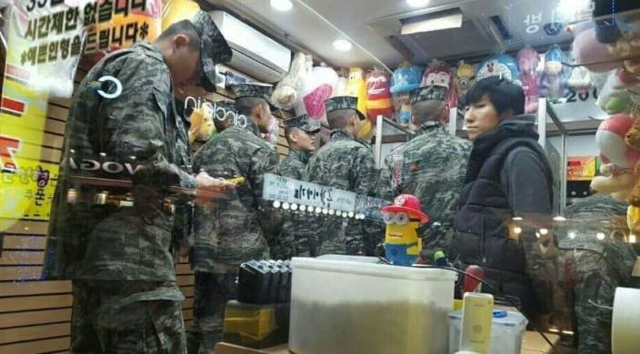 위기의 인형뽑기 사격장.jpg | 인스티즈