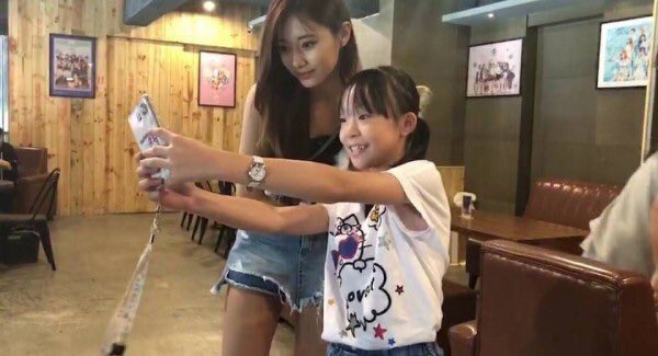 휴가중 사진찍힌 트와이스 모모 & 쯔위 | 인스티즈